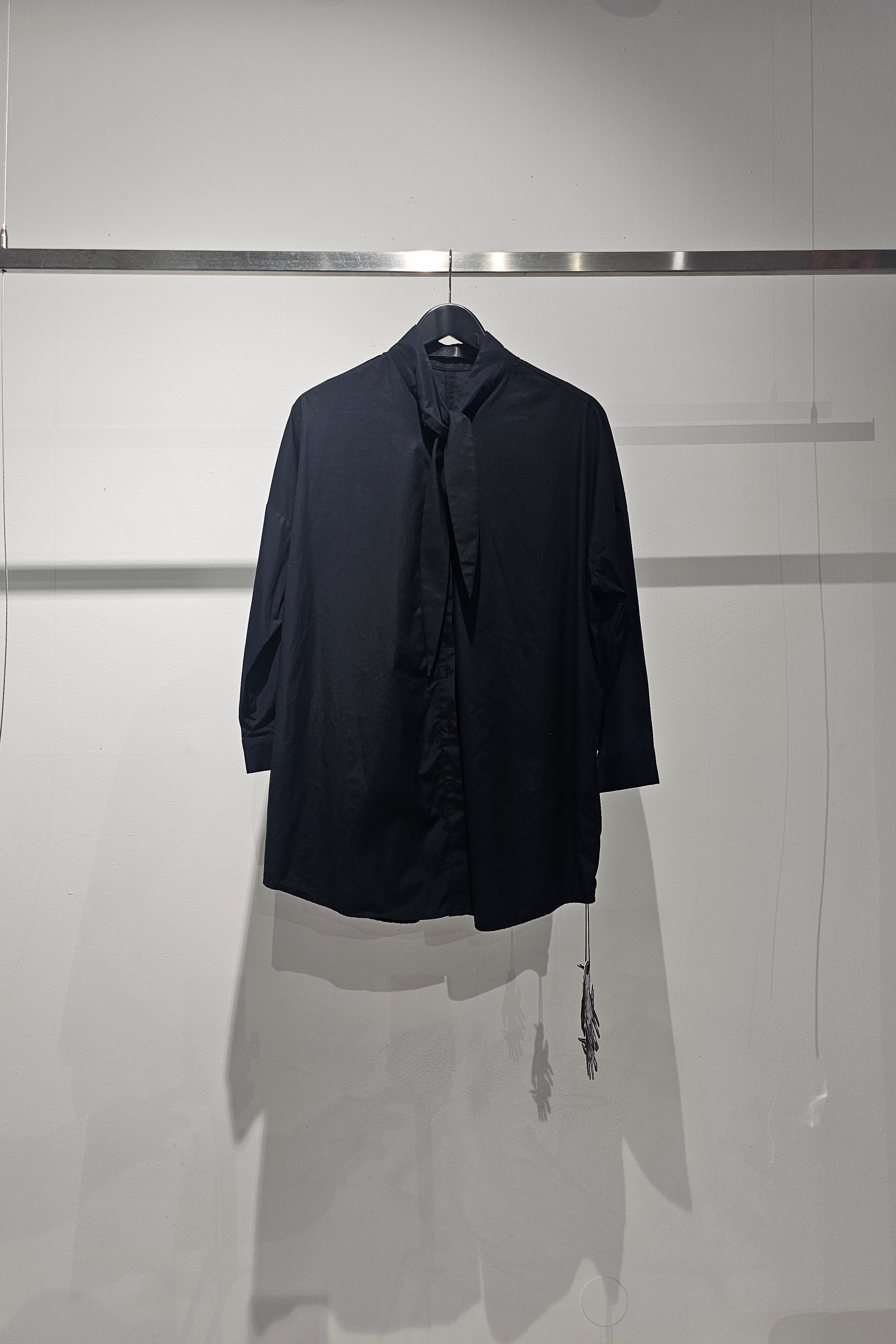 Neck tie button-up