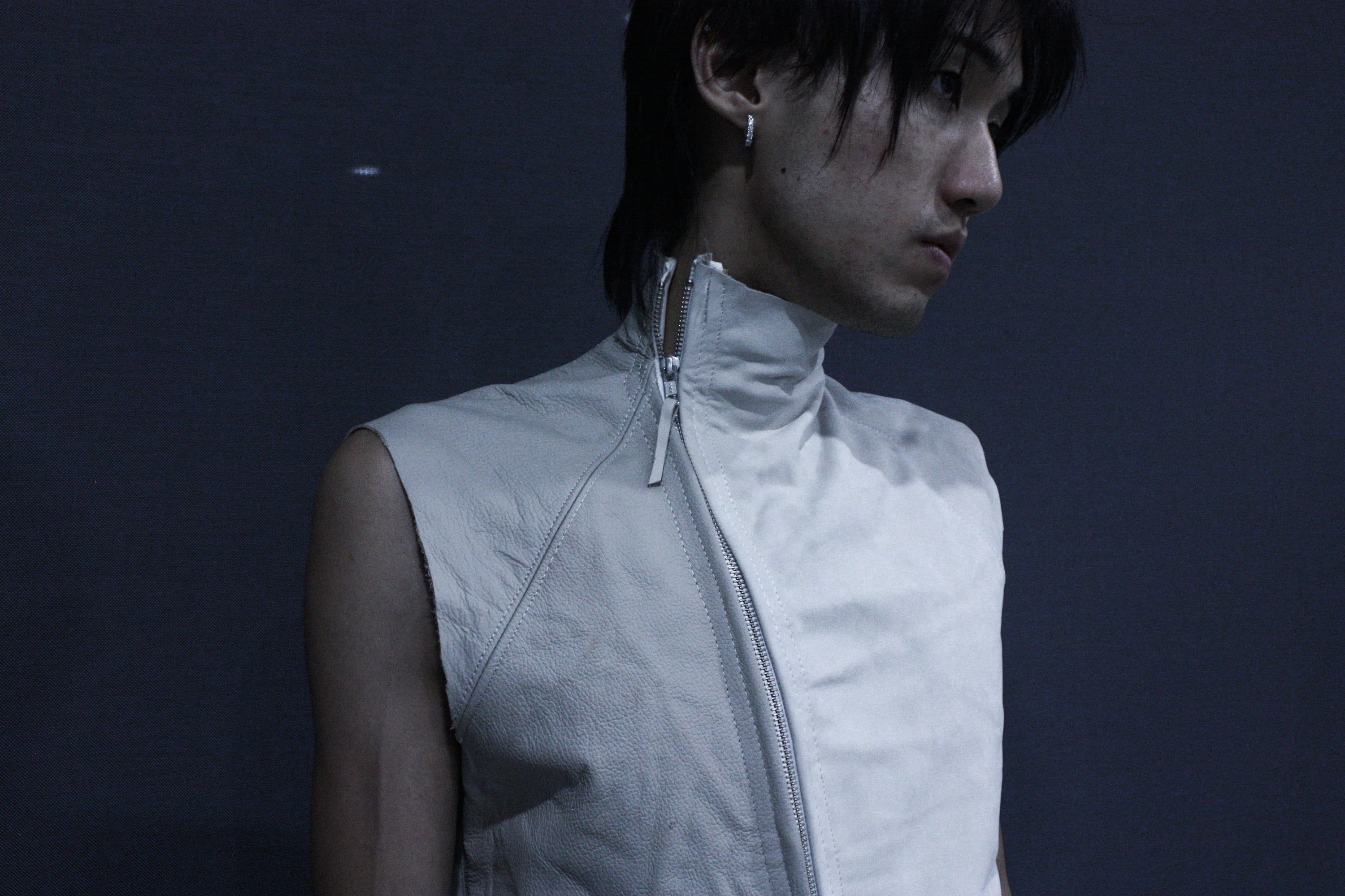 WHITE SIDE ZIP RAW LEATHER VEST