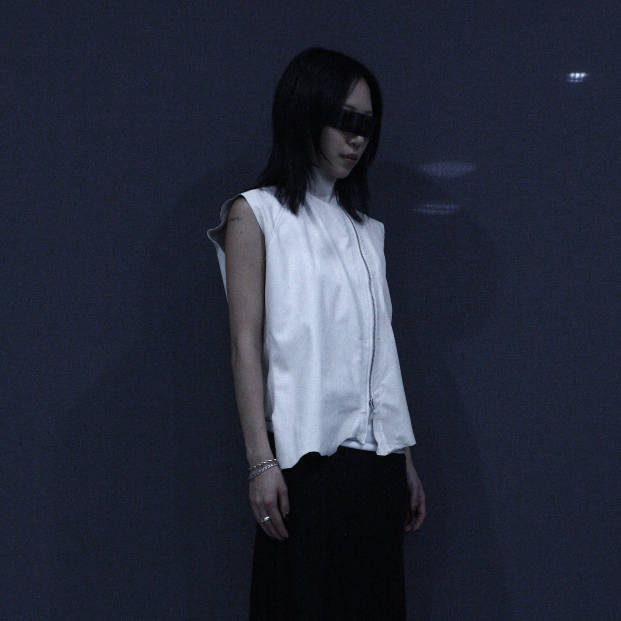WHITE SIDE ZIP RAW LEATHER VEST