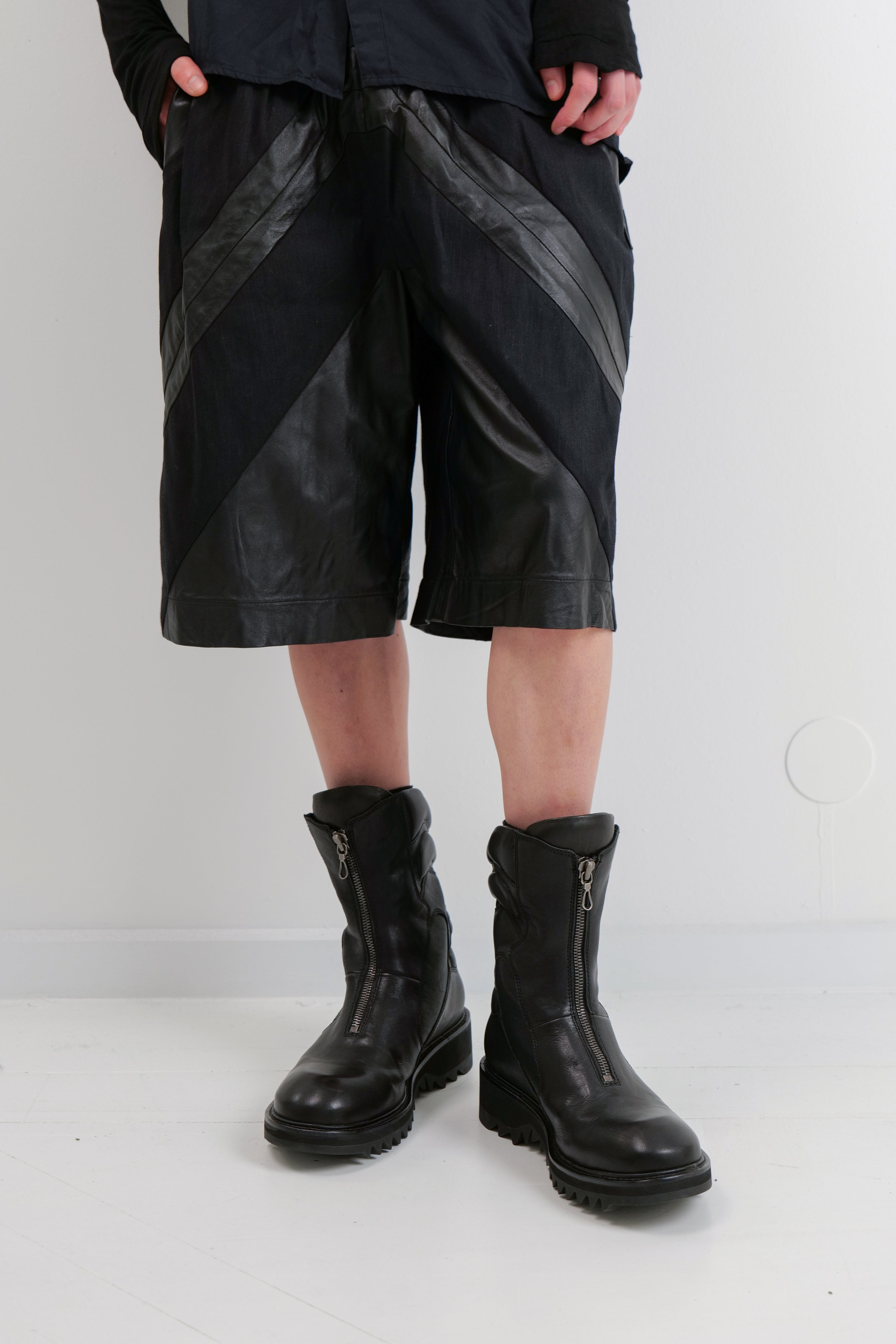 V WIDE LEATHER SHORTS